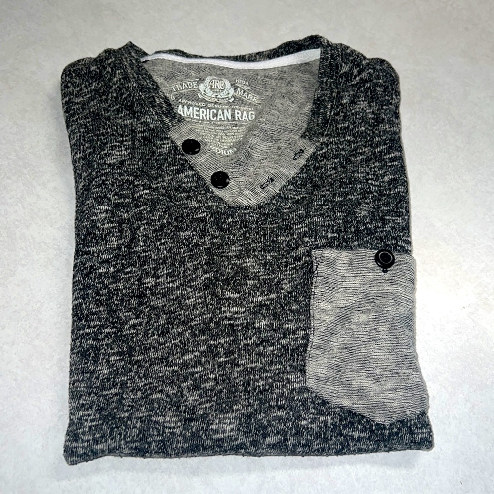 Men gray tee shirt